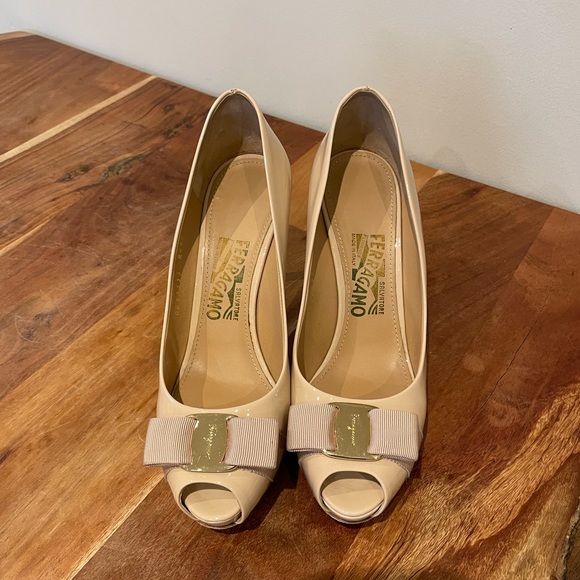 AUTHENTIC FERRAGAMO NUDE PATENT PLUME PEEP TOE HEELS - Picture 2 of 5